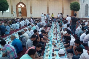 В Узбекистане запретили ифтары в мечетях и кафе
