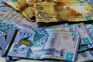 Нацбанк Казахстана рекомендует гражданам поменять старые деньги на новые 