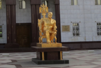 В Туркменистане демонтировали еще один позолоченный памятник Ниязову
