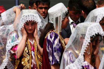В Таджикистане на свадьбы теперь придется приходить исключительно в национальной одежде