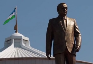 В Ташкенте установили памятник Исламу Каримову