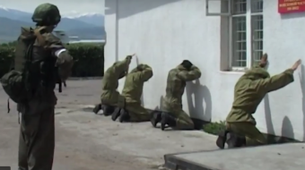 ВИДЕО: Российские солдаты отбили нападение террористов на авиабазу в Киргизии