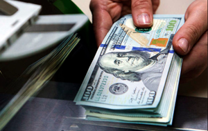 За два месяца жители Узбекистана продали банкам полмиллиарда долларов