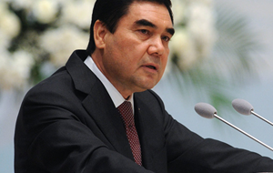 В Туркменистане женщины получат на 8 марта от президента по 11 долларов
