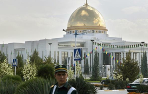 Туркменский субботник: зачем сажать дерево наоборот?