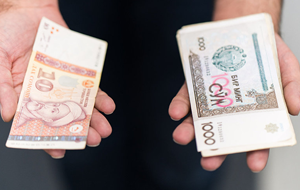 Доллар выше крыши: почему таджикский сомони падает, а узбекский сум растет 