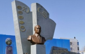 В Туркменистане нельзя фотографироваться перед памятником И.Каримову