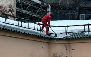 Почему мигранты спасают Москву от снега почти задаром