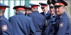 Новый министр внутренних дел Казахстана пожаловался на низкую зарплату полицейских 