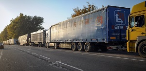 На кыргызско-казахской границе несколько дней очереди из сотен грузовых машин