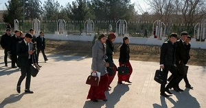Туркмения ограждает себя от образования загадочными черными списками
