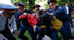 В чем обвиняют и как наказывают участников первомайских митингов в Казахстане