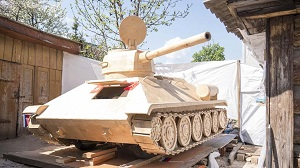 Таджикистанец смастерил деревянный танк Т-34 и мечтает подарить его Путину
