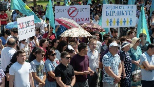 Против провокаций и войны: алматинцы вышли на мирный митинг