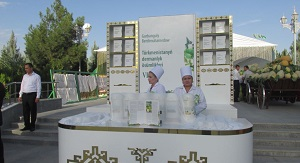 Туркменские знахари пользуются президентской книгой Лекарственные растения