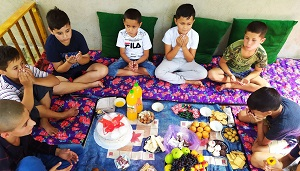 Кому грозит штраф за дастархан: праздничный рейд по Душанбе на Иди Курбон