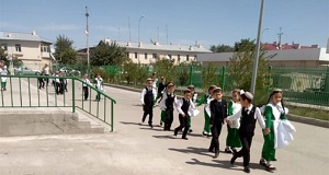 В регионах Туркменистана дети пешком добираются до школ, расположенных в соседних селах