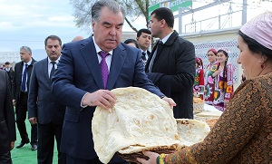 Зачем Таджикистан запустил руку в карман трудовых мигрантов?
