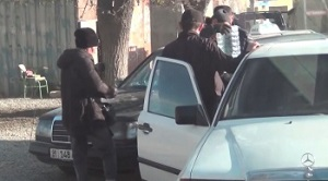 Контрабанда на обочинах. В Бишкеке по-прежнему торгуют ГСМ