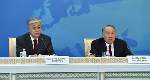Президенты Назарбаев и Токаев: напряжение растет