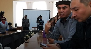 В Бишкеке группа недовольных активистов заставила  уволить директора музея