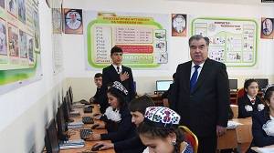 Президент Таджикистана наказал строить школы вместо мечетей