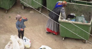 Из-за трудностей жизни в Туркменистане больше людей стали копаться в помойках