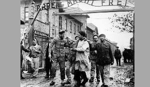 Артиллерию не использовали, а в атаку шли с врачами: как советские войска освободили Освенцим