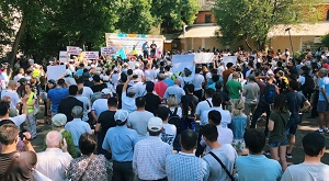 Нужны ли митинги Казахстану – мнения экспертов