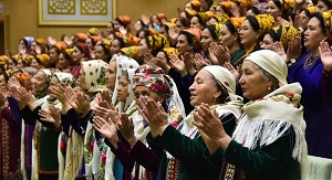 Многодетные матери-орденоносцы 10 лет ждут от туркменского правительства обещанное жилье