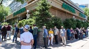 “Аптечный” ажиотаж: жители Казахстана массово скупают в Омске лекарственные препараты
