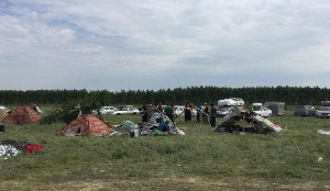 Кыргызстанцы встали стихийным лагерем на границе РФ и Казахстана, их число растет