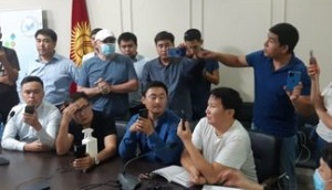 Выборы-2020 в Кыргызстане: Пиар на скандалах и закулисные игры