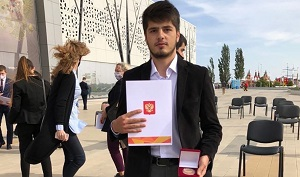 Таджикский студент-волонтер награжден медалью от президента России