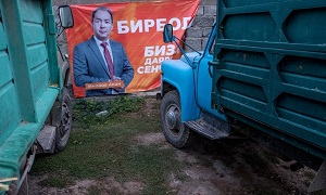 Кыргызстан: контраст между политическими плакатами и реальной жизнью