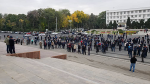 В городе Ош на площади собираются люди: недовольны событиями в Бишкеке