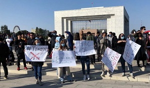 Кыргызстанцы второй день митингуют против нечестных выборов (фоторепортаж)