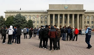 Президент Сооронбай Жээнбеков отправил в отставку кабмин и поручил ввести в Бишкек войска
