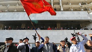 В Киргизии уже освистывают людей, посмевших на митинге говорить на русском