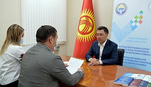 Заявки еще принимают, но фаворит президентских выборов в Кыргызстане уже определился