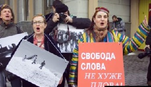 Правозащитник считает, что критика в СМИ — только на пользу властям Узбекистана