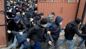 Как трудовые мигранты пытаются нелегально въехать в Россию во время пандемии
