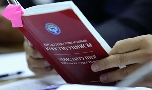 Новая Конституция Киргизии: вся власть в одних руках. И контроль хромает