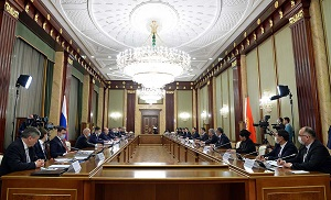 Укреплять союзнические узы: итоги визита президента Киргизии в Москву