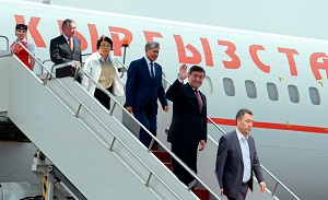 Как встречали президентов Кыргызстана в их первых зарубежных поездках