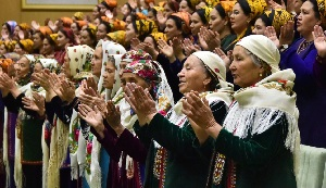 Журналисты выяснили «стоимость» почетного звания для туркменских многодетных матерей