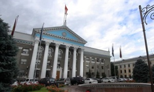 Депутаты Бишкекского горкенеша рассказали, почему так много людей желают туда попасть