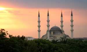 Возобновление служб, аресты за колдовство и религиозные наклонности. В Туркменистане открылись мечети
