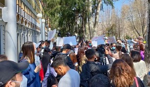 Кыргызстанцы вышли на митинг к зданию МВД после похищения и убийства девушки