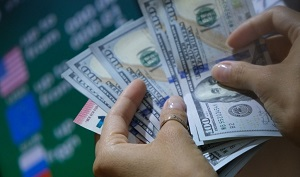 В Таджикистане пропал и подорожал доллар